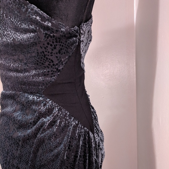 SILENCE + NOISE UO ONE SHOULDER VELVET DRESS - Picture 4 of 6